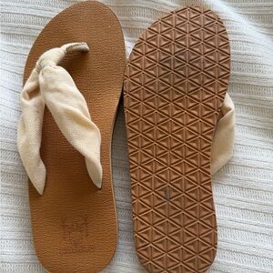 Women’s Cream Knot-Top Flip Flop Sandals - Neutral Tan Footbed